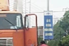 Tài xế container quỳ lạy giữa đường vì bị đồng nghiệp dọa chém