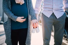 Vợ bầu bàng hoàng phát hiện hành động lén lút của chồng soái ca