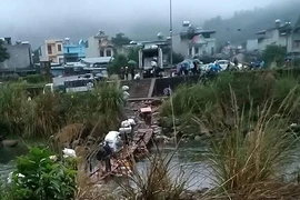 Cận cảnh cửu vạn nườm nượp vác hàng lậu qua biên giới Quảng Ninh