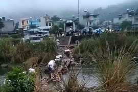 Cận cảnh cửu vạn nườm nượp vác hàng lậu qua biên giới Quảng Ninh