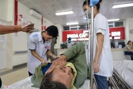 Bệnh nhân kêu gào trong phòng cấp cứu vì quá đau đầu ngày nắng nóng