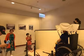 Du khách Trung Quốc ngồi lên xe trưng bày ở bảo tàng Đà Nẵng