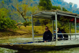 Vẻ đẹp “hùng vĩ” của hồ nước ngọt tự nhiên lớn nhất Việt Nam