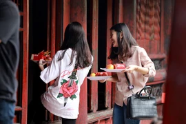 Bất chấp nắng như thiêu, sĩ tử cầu may trước ngày “vượt vũ môn“