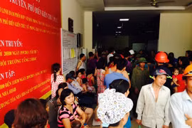 Báo cháy nhầm, hàng trăm người tháo chạy khỏi chung cư