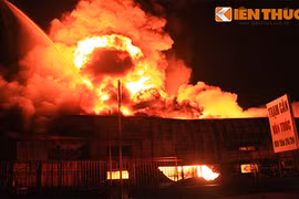 Cháy kho hóa chất: Hàng trăm lính cứu hỏa vật lộn với lửa