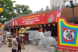 Dân Thủ đô nô nức đến Lễ hội Hai Bà Trưng