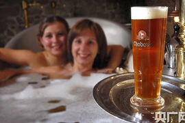 Khách sạn tung dịch vụ tắm bia chăm sóc nhan sắc mỹ nữ