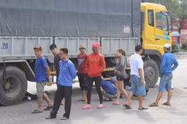 Xe tải cán nát xe máy, 2 thanh niên nguy kịch