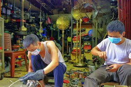 Những nghệ nhân giữ nghề trên phố cổ Hà Nội