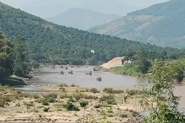 Sơn La: “Cát tặc” ngang nhiên lộng hành nhộn nhịp trên sông Mã 