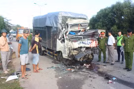 Tai nạn kinh hoàng, tài xế và phụ xe chết, mắc kẹt trong cabin