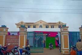 Cổng trụ sở UBND xã bị bịt kín