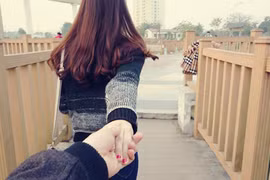 Cô gái chạy trốn tình yêu vì quá khứ làm "gái gọi"