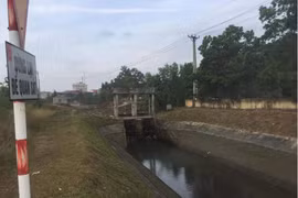 Bàng hoàng phát hiện thi thể người cạnh xe máy dưới mương nước