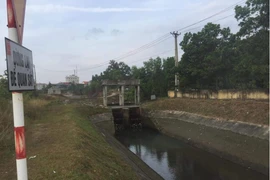 Bàng hoàng phát hiện thi thể người cạnh xe máy dưới mương nước