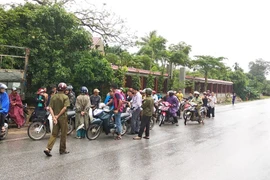 Truy bắt 2 kẻ lái ôtô vứt lại hàng 100kg nghi ma túy