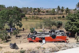 Xe khách chở đoàn nước ngoài lao xuống vực, nhiều người bị thương