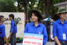 Hình ảnh đẹp: Tình nguyện viên đội nắng dầm mưa tiếp sức mùa thi