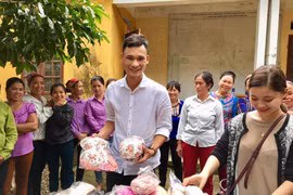 Phụ nữ vùng cao cười tít mắt vì “bất ngờ” được tặng áo ngực 