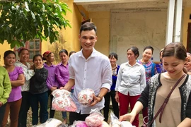 Phụ nữ vùng cao cười tít mắt vì “bất ngờ” được tặng áo ngực 