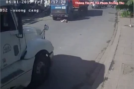 Video: Người phụ nữ đi xe đạp lao thẳng vào đầu xe container