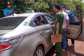 Bắt kẻ côn đồ cầm dao định cướp tài sản của tài xế xe taxi 