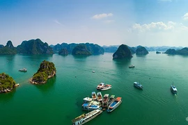 Vịnh Hạ Long đẹp tráng lệ và tuyệt diệu nhìn từ trên cao