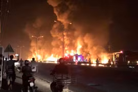 Xe bồn chở xăng bốc cháy, 6 người chết trong biển lửa