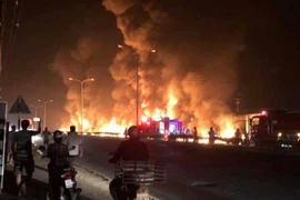 Xe bồn chở xăng bốc cháy, 6 người chết trong biển lửa