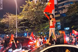 Ảnh: Muôn kiểu “đi bão” mừng Việt Nam vào tứ kết Asian Cup 2019