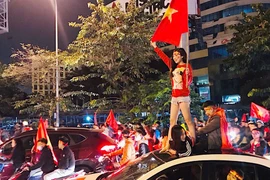 Ảnh: Muôn kiểu “đi bão” mừng Việt Nam vào tứ kết Asian Cup 2019