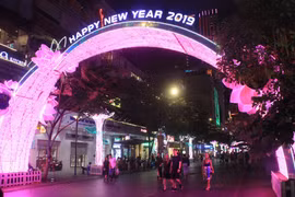 Đường phố TPHCM “khoác áo mới” rực rỡ đón Tết Kỷ Hợi