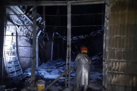 Cháy rụi 2 xưởng gỗ, nhiều người hoảng loạn tháo chạy