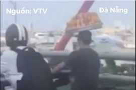 Lái xe máy đội mâm trên đầu phóng như bay trên đường