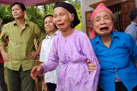 Người dân khóc như mưa tiễn đưa Thiếu tá biên phòng Thanh Hóa hi sinh khi bắt ma túy