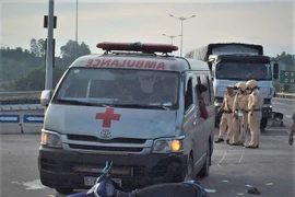 Xe cứu thương chở quan tài đâm xe máy, 2 người cấp cứu