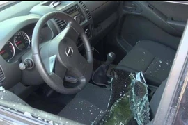 Hai kẻ lang thang rình mò đập vỡ kính ô tô để trộm tài sản