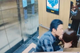 Xử phạt kẻ sàm sỡ cô gái trong thang máy 200.000 đồng: "Như một trò hề"