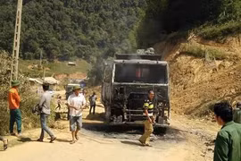 Xe tải chở đá cháy rụi trên quốc lộ ở Sơn La