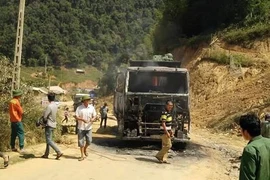 Xe tải chở đá cháy rụi trên quốc lộ ở Sơn La