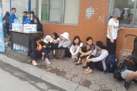 Phụ huynh hồi hộp ngồi chờ con thi vào lớp 10 ở Hà Nội