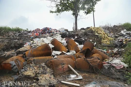 Đại lộ Thăng Long bị ô nhiễm bởi chất thải bốc mùi hôi thối