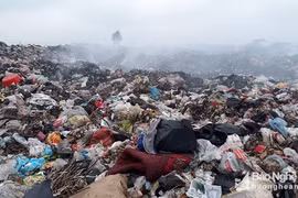 Quỳnh Lưu 'ngộp thở' vì rác thải sinh hoạt 'xả' bừa bãi