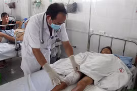 Kinh hoàng hai em nhỏ bị sét đánh khi chơi điện thoại lúc trời mưa