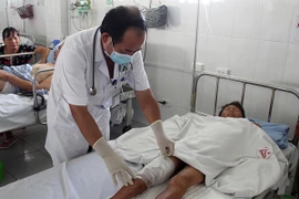 Kinh hoàng hai em nhỏ bị sét đánh khi chơi điện thoại lúc trời mưa