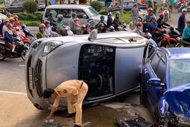 Ô tô 'điên' gây tai nạn liên hoàn, 6 người bị thương