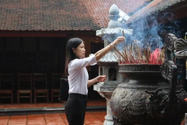 Chùm ảnh: Người Hà Nội đội mưa đi lễ chùa Rằm tháng Bảy