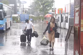 Người dân Thủ đô đội mưa về quê nghỉ lễ 2/9