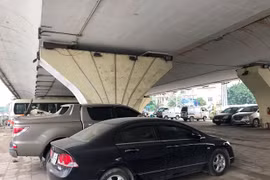 Bấp chấp yêu cầu của Bộ GTVT, bãi trông xe gầm cầu Hà Nội vẫn nhộn nhịp